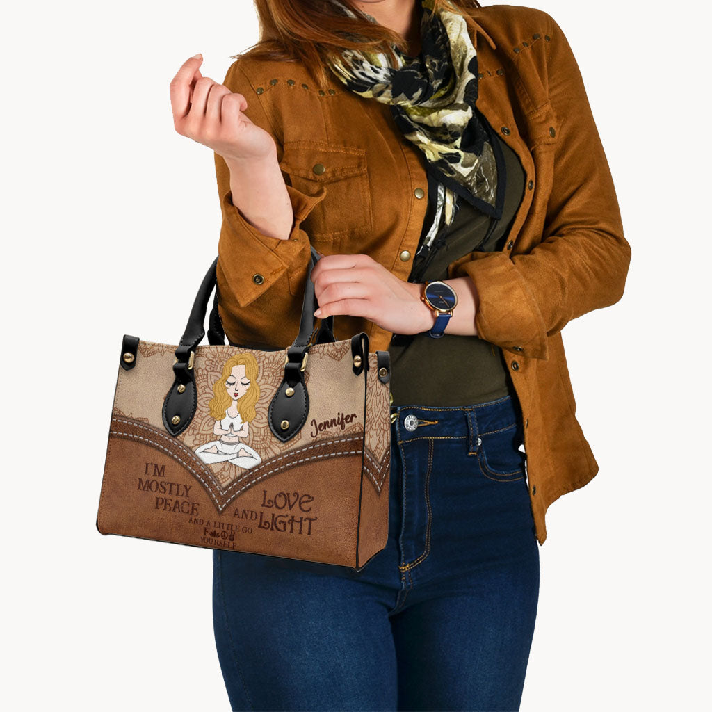 Ich bin größtenteils Frieden – personalisierte Yoga-Lederhandtasche