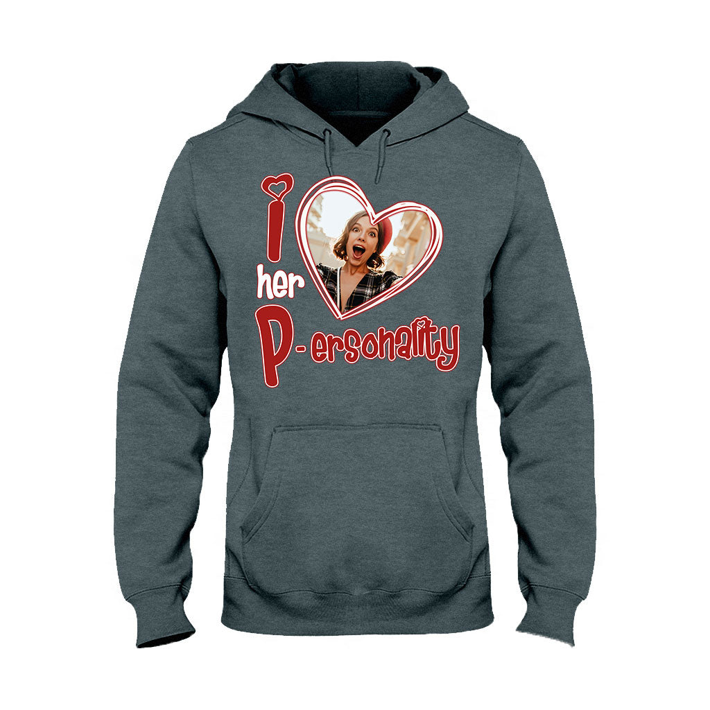 Ich liebe ihre Persönlichkeit, ich liebe seine Hingabe. Jeder Foto-Upload möglich – personalisiertes Partner-T-Shirt und Hoodie
