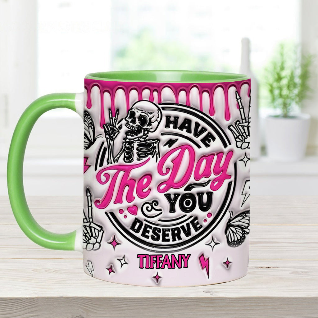 Genieße den Tag, den du verdienst – personalisierte Tasse mit Totenkopf-Akzent