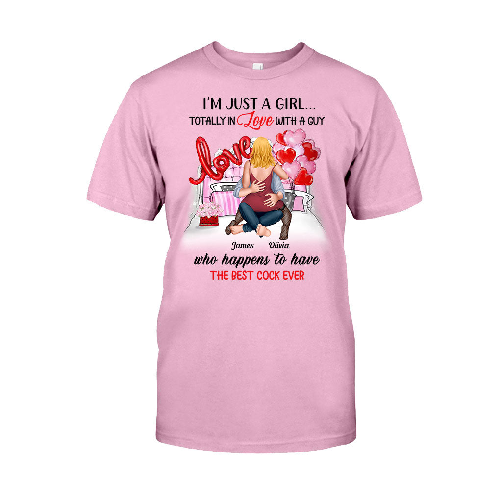 Ich bin nur ein Mädchen, das in einen Jungen verliebt ist – personalisiertes Partner-T-Shirt und Hoodie