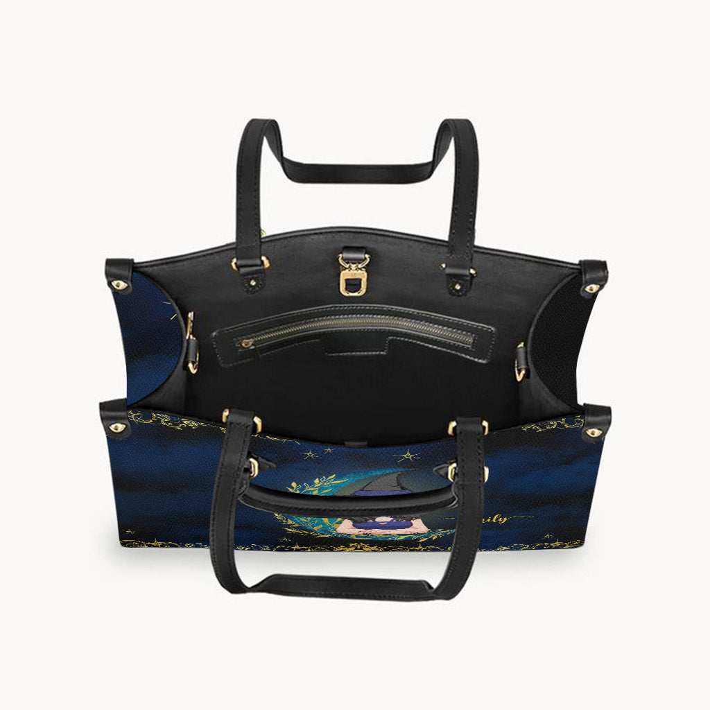 Leg dich nicht mit meiner Energie an – Personalisierte Hexen-Lederhandtasche