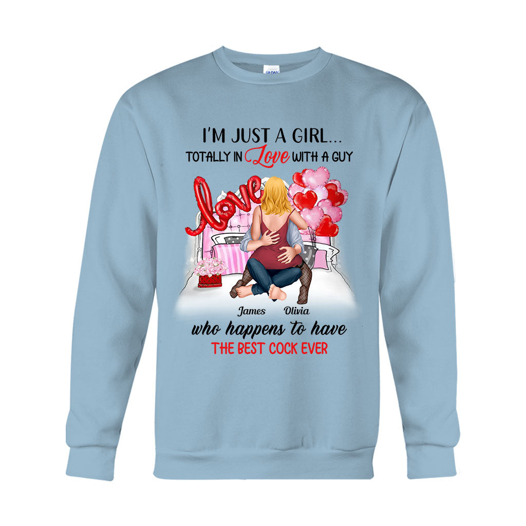 Ich bin nur ein Mädchen, das in einen Jungen verliebt ist – personalisiertes Partner-T-Shirt und Hoodie