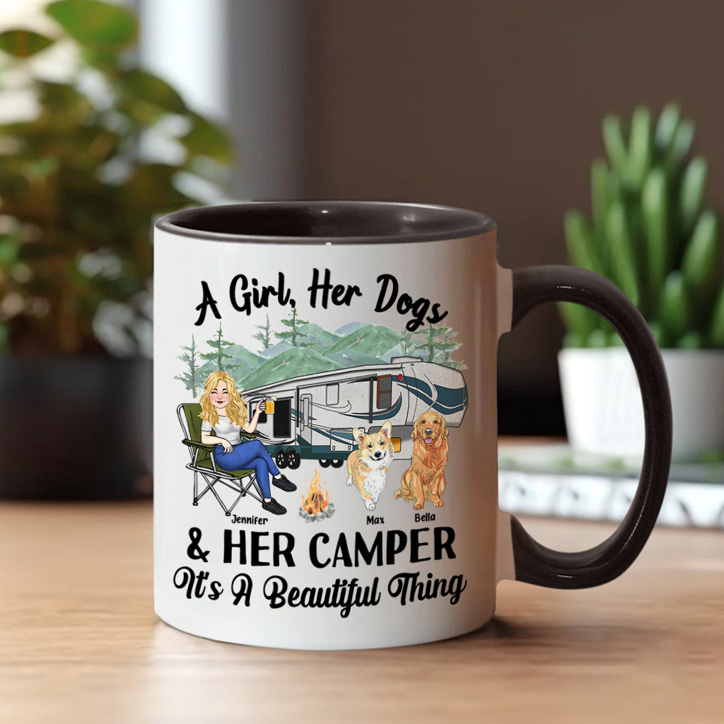 Ein Mädchen, ihr Hund und ihr Wohnmobil – Campinggeschenk für Hundeliebhaber – Personalisierte Tasse mit Akzent