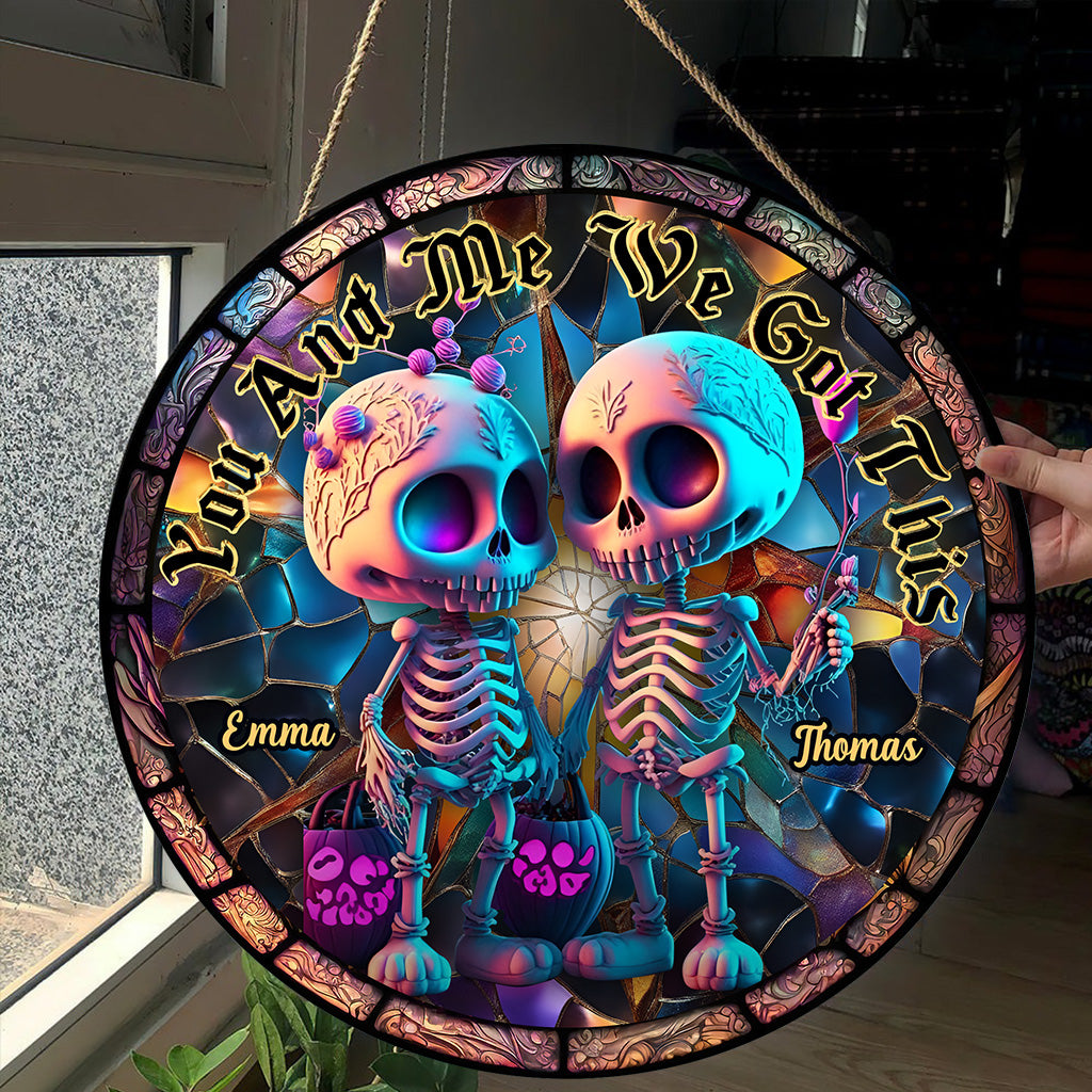 „Du und ich, wir schaffen das“ – Personalisiertes Totenkopf-Rundschild aus Holz