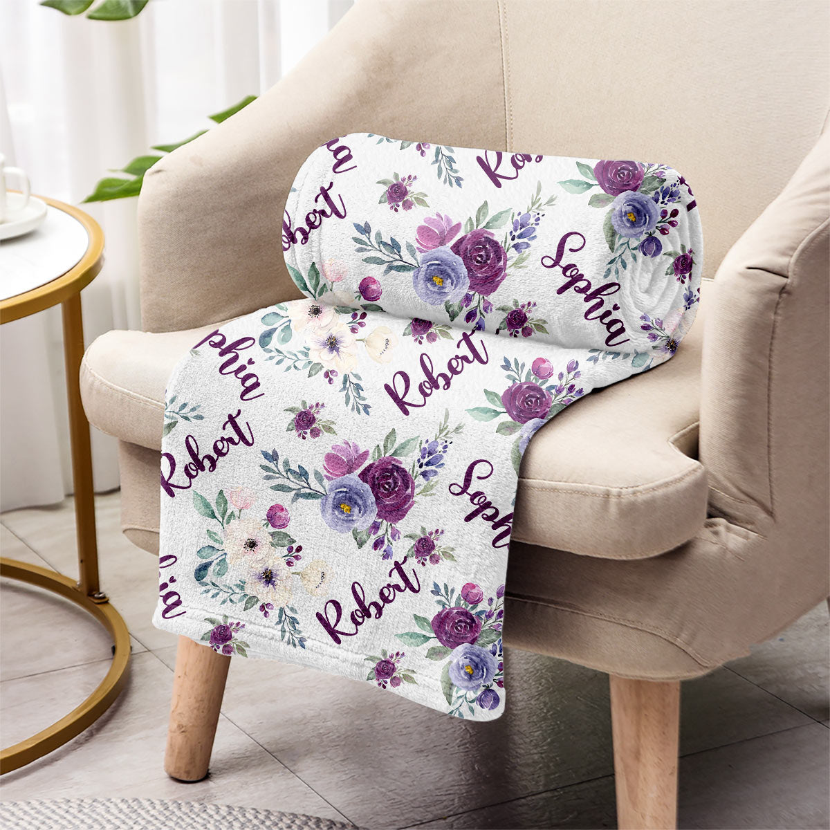 Personalisierte Decke mit lila Blumen und individuellem Namen – für Paare