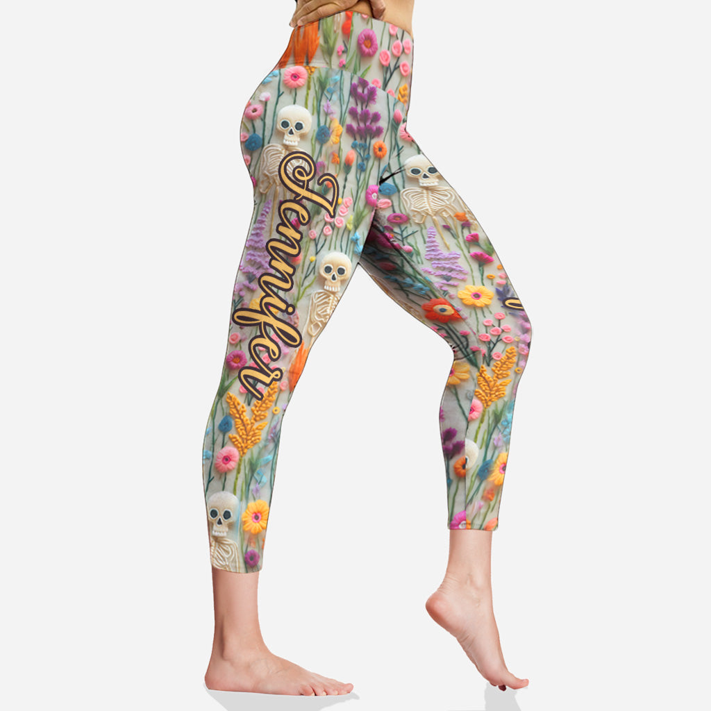 Leggings mit Totenkopf-Motiv und Blumenmuster