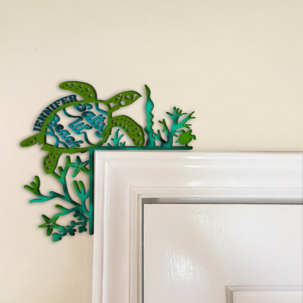 Salty Lil' Beach – Personalisierte Türrahmendekoration in Schildkrötenform