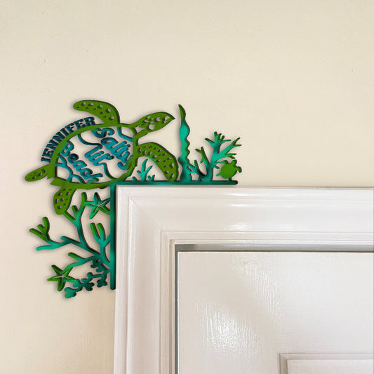 Salty Lil' Beach – Personalisierte Türrahmendekoration in Schildkrötenform