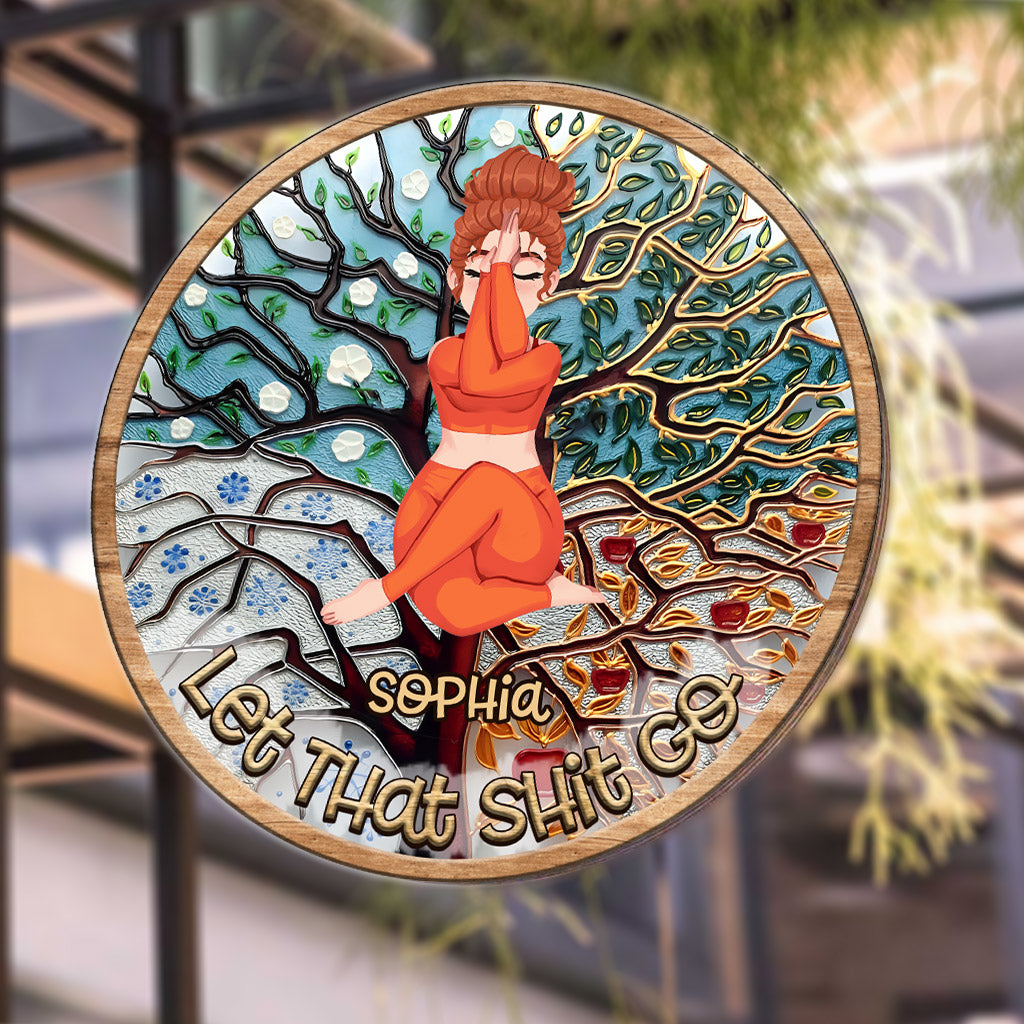 Lass den Scheiß los – Personalisiertes Yoga-Rundschild aus Holz