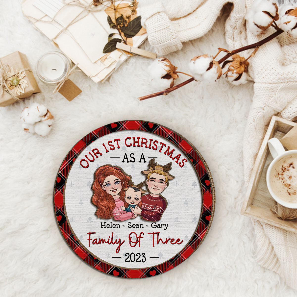 Erstes Weihnachtsfest zu dritt – Geschenk für Neugeborene – Personalisiertes zweilagiges Holzschild / Holzplakette