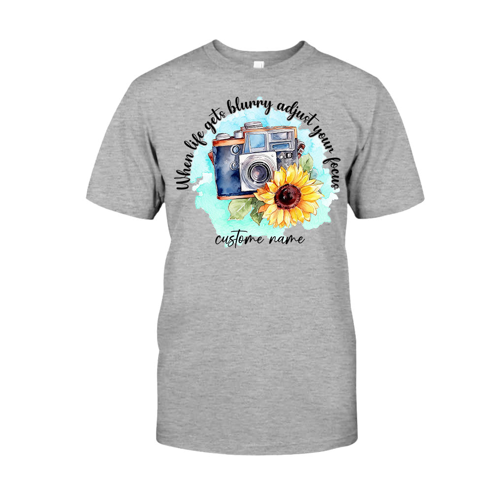 Wenn das Leben verschwommen wird, richte deinen Fokus neu aus – personalisiertes Fotografie-T-Shirt und Hoodie