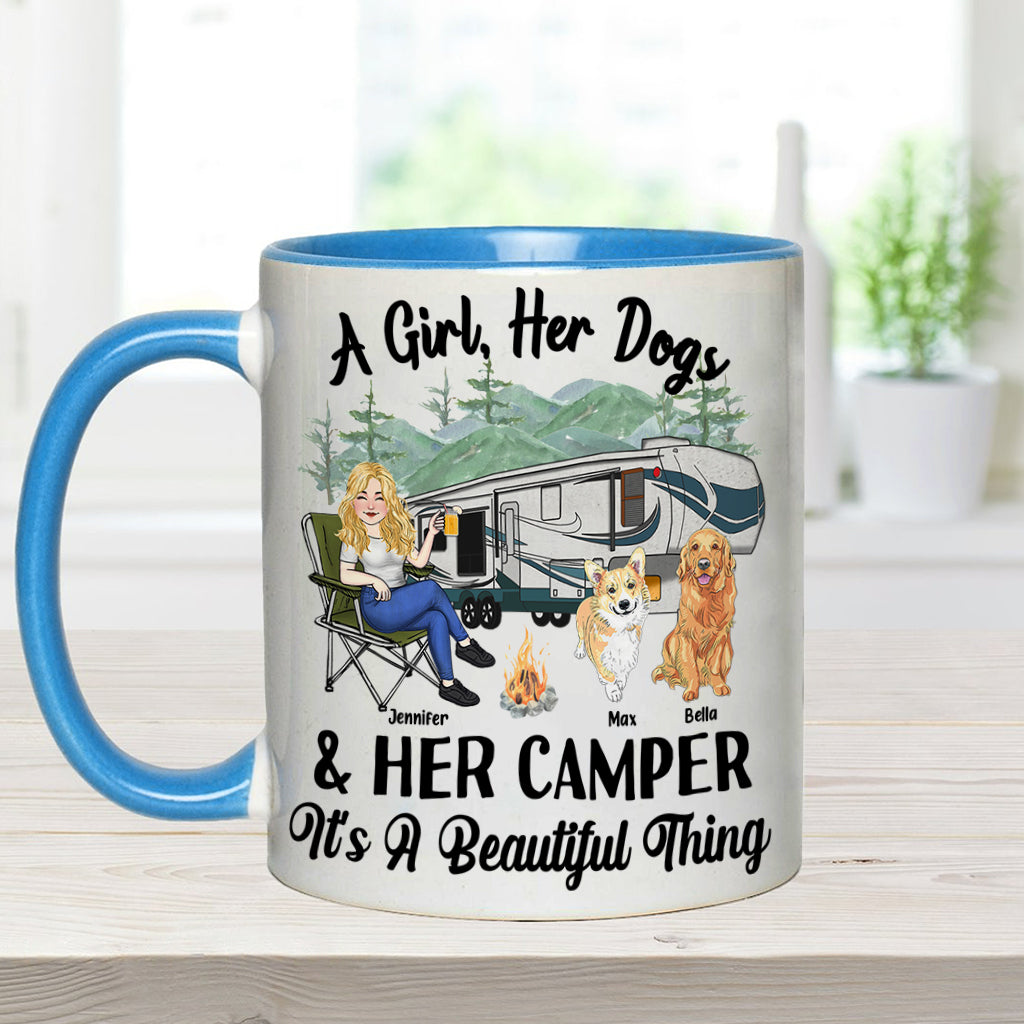 Ein Mädchen, ihr Hund und ihr Wohnmobil – Campinggeschenk für Hundeliebhaber – Personalisierte Tasse mit Akzent