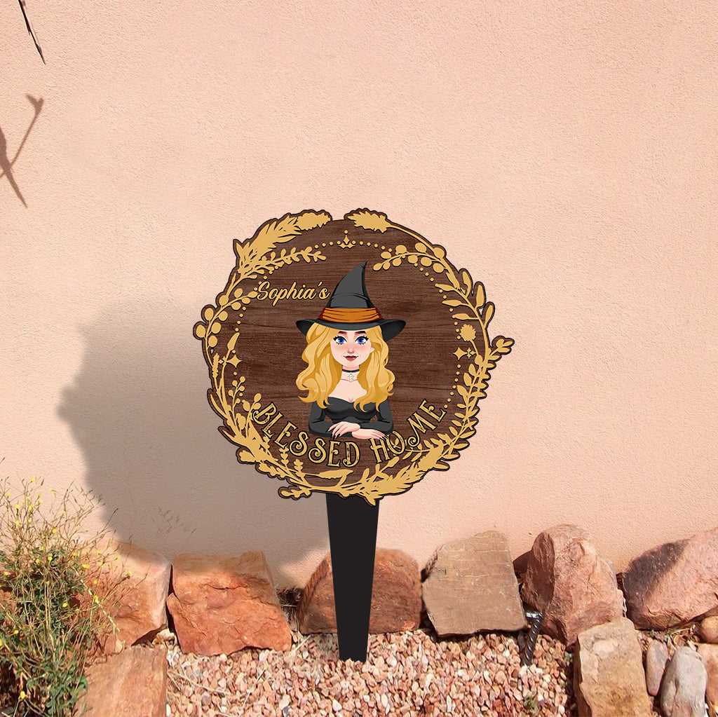 Gesegnetes Zuhause – Personalisiertes Hexen-Gartenschild aus Acryl