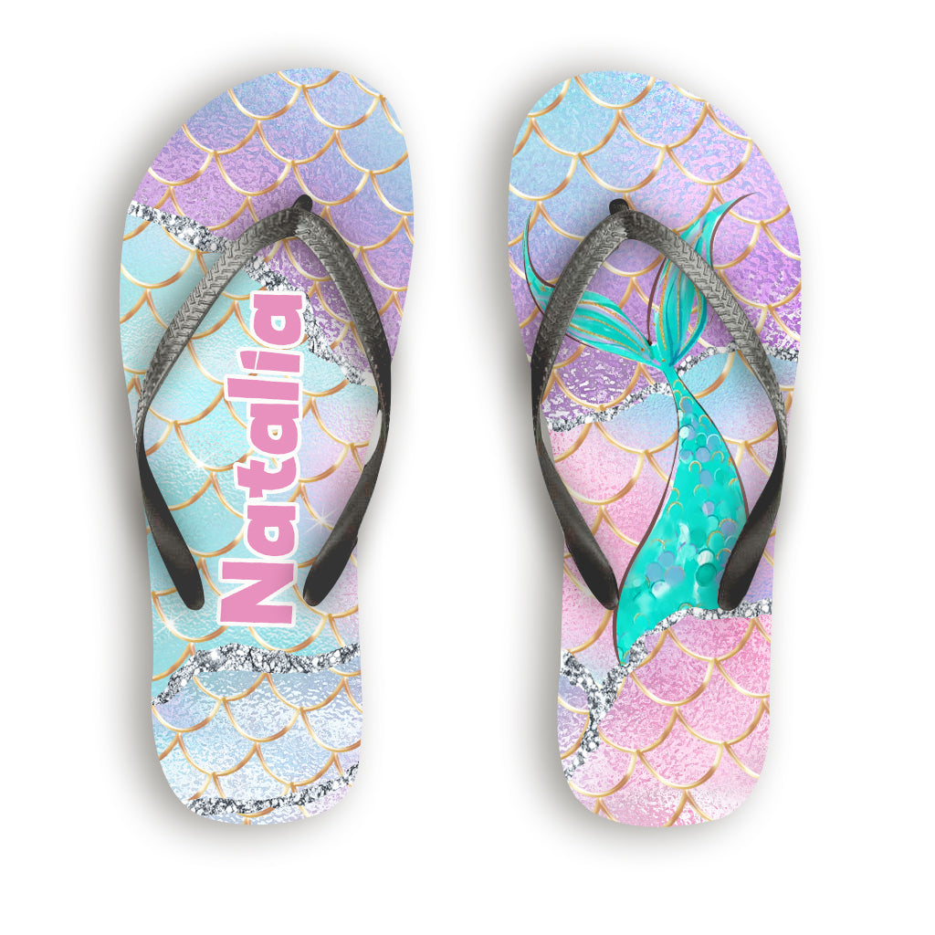 Meerjungfrau im Ozean – Personalisierte Flip-Flops für Meeresliebhaber