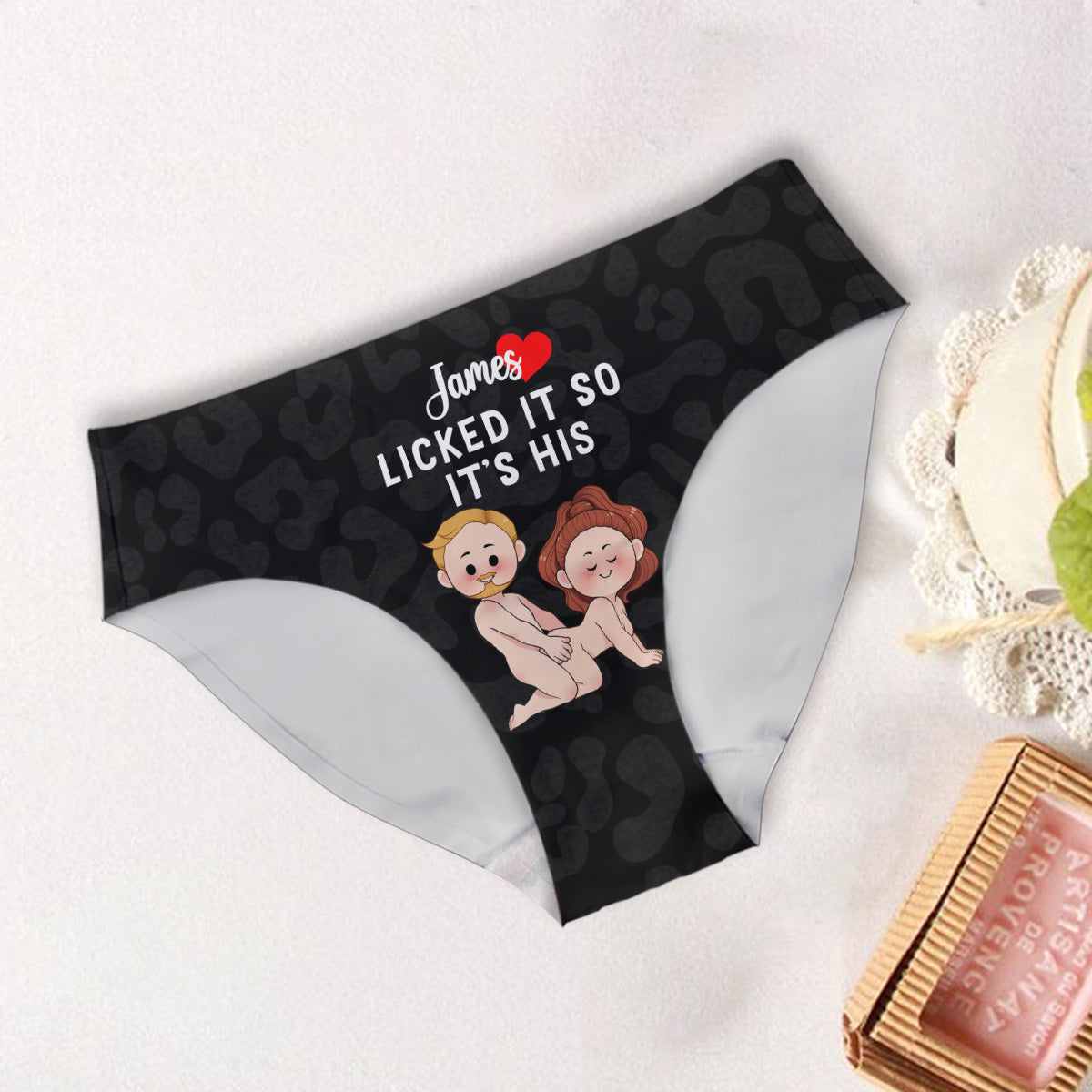 Sie hat ihn gelutscht, also gehört er ihr, und er hat ihn geleckt, also gehört er ihm – personalisierte Damen-Slips und Herren-Boxershorts für Paare