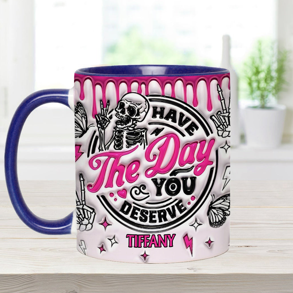 Genieße den Tag, den du verdienst – personalisierte Tasse mit Totenkopf-Akzent