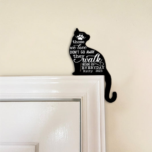 Diejenigen, die wir lieben, gehen nicht fort – Geschenk für Katzenliebhaber, die ihre Katze verloren haben – Personalisierte Türrahmendekoration