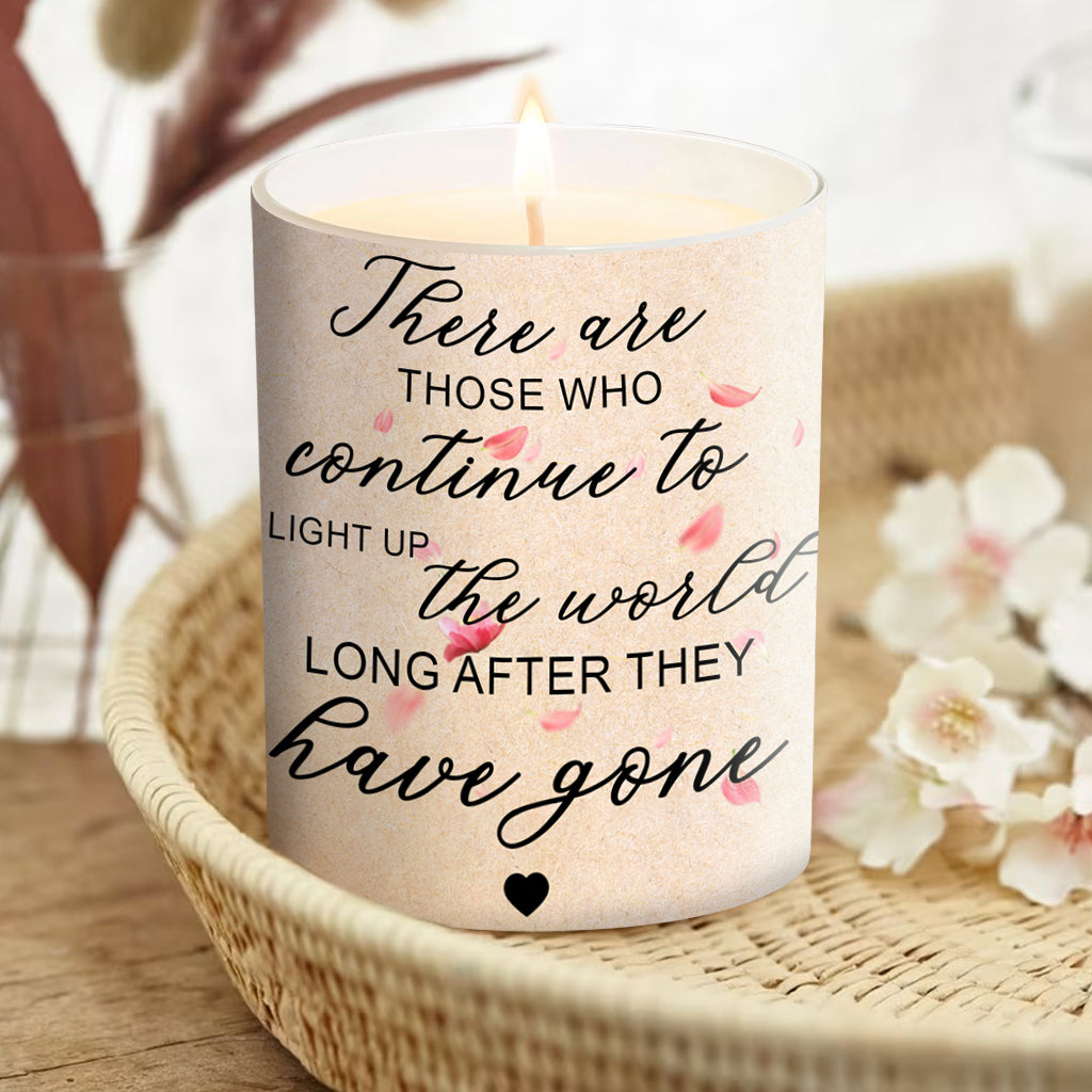Es gibt jene, die die Welt weiterhin erleuchten – Gedenkgeschenk zum Verlust – Personalisierte Kerze mit Holzdeckel