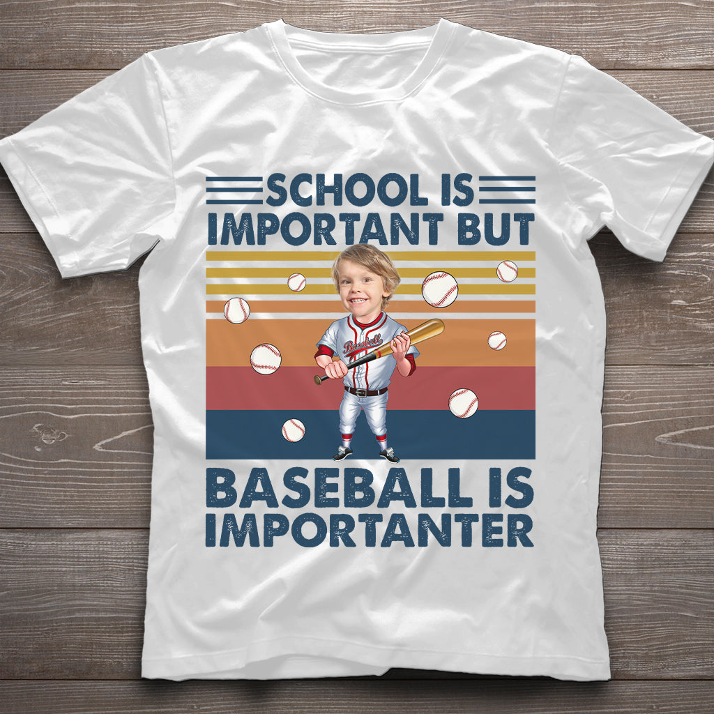 Schule ist wichtig, aber – personalisiertes Baseball-T-Shirt und Hoodie