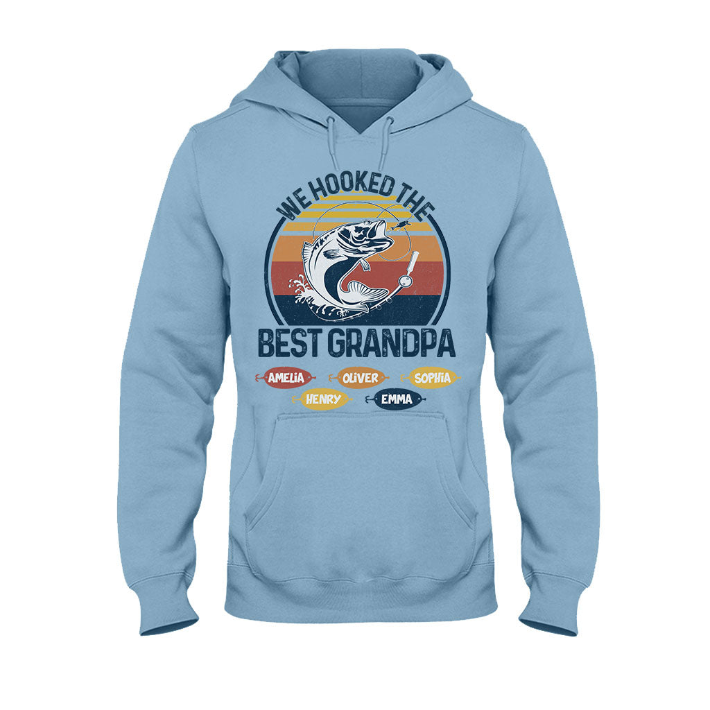 Wir haben den besten Angel-Papa und Opa am Haken! – Angelgeschenk für Papa und Opa – Personalisiertes T-Shirt und Hoodie