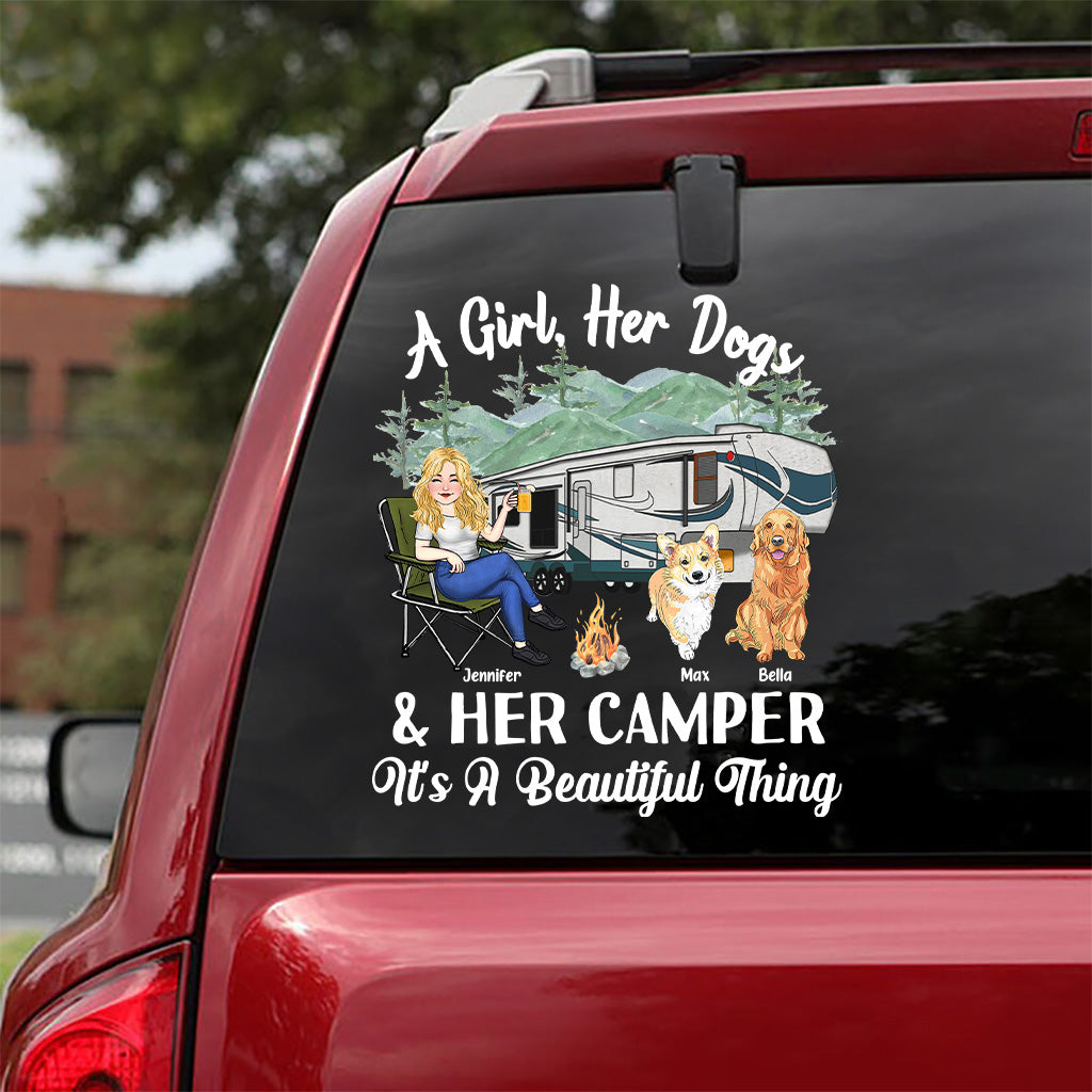 Ein Mädchen, ihr Hund und ihr Wohnmobil – Personalisierter Camping-Aufkleber