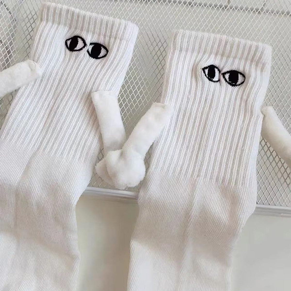 Socken mit Händchenhalten-Motiv – Socken für Paare, die Händchen halten