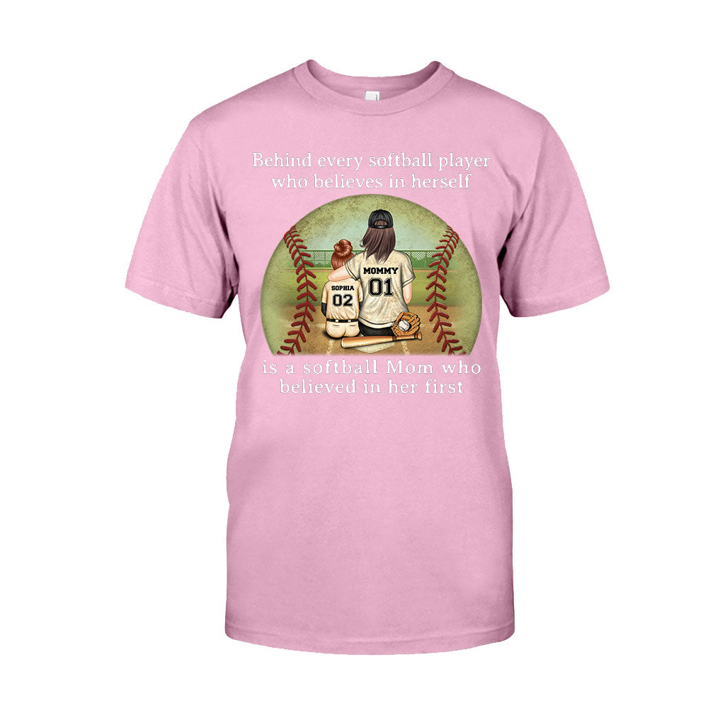 Softball Mom Believe – Personalisiertes Softball-T-Shirt & Hoodie