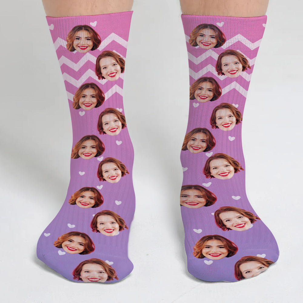 Individuelles lila Gesichtsmuster – personalisierte Socken für beste Freundinnen