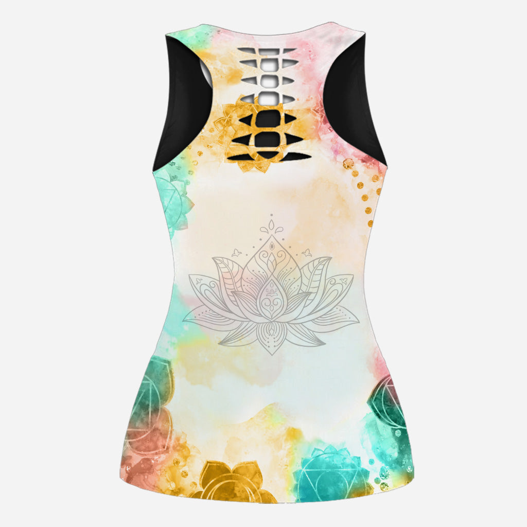 Ich bin vor allem Frieden, Liebe und Licht – personalisiertes Yoga Hollow Tanktop und Leggings
