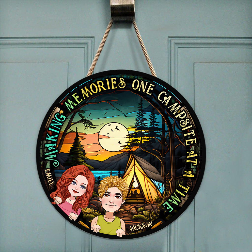 Erinnerungen schaffen – Personalisiertes rundes Camping-Holzschild