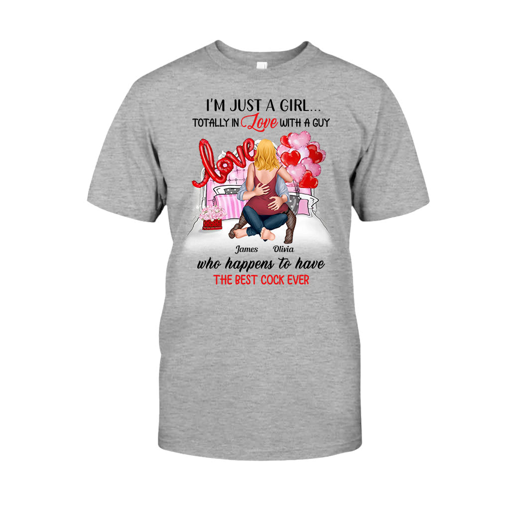 Ich bin nur ein Mädchen, das in einen Jungen verliebt ist – personalisiertes Partner-T-Shirt und Hoodie