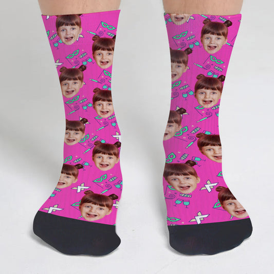 Individuelles Gesichtsmuster für Partys – personalisierte Socken für die Tochter