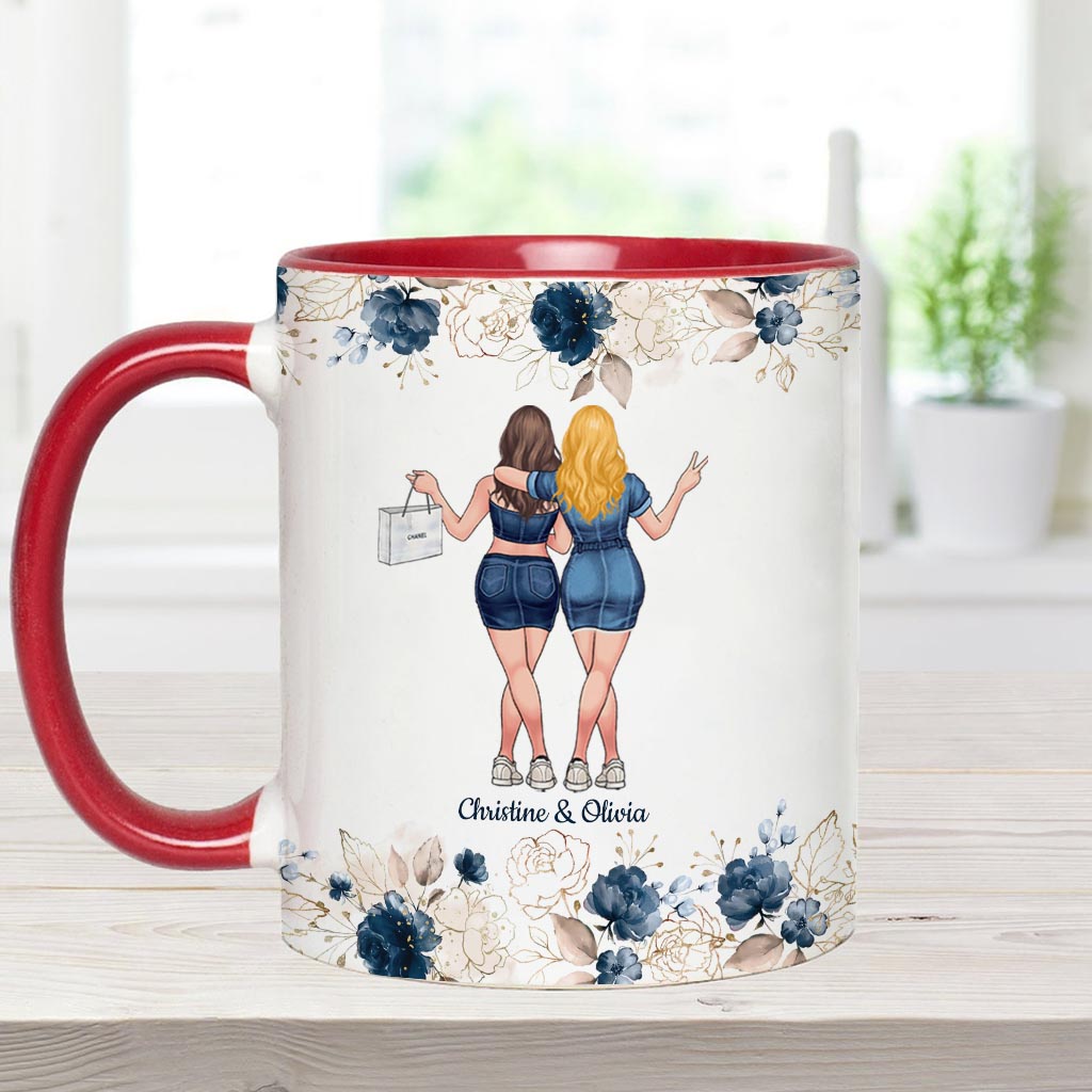 „Im Gespräch mit deiner Schwester“ – personalisierte Tasse mit dem Aufdruck „Beste Freundin“