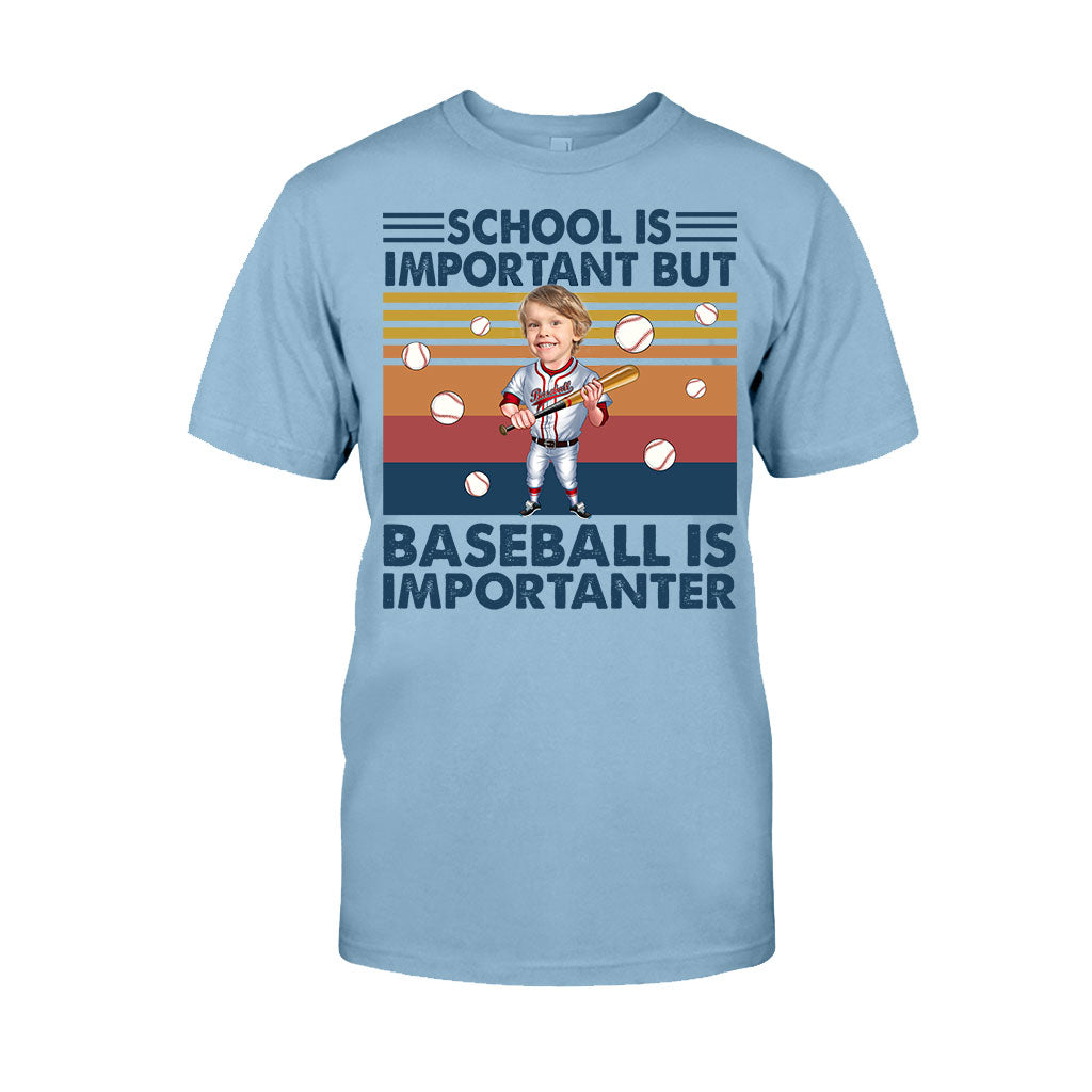 Schule ist wichtig, aber – personalisiertes Baseball-T-Shirt und Hoodie