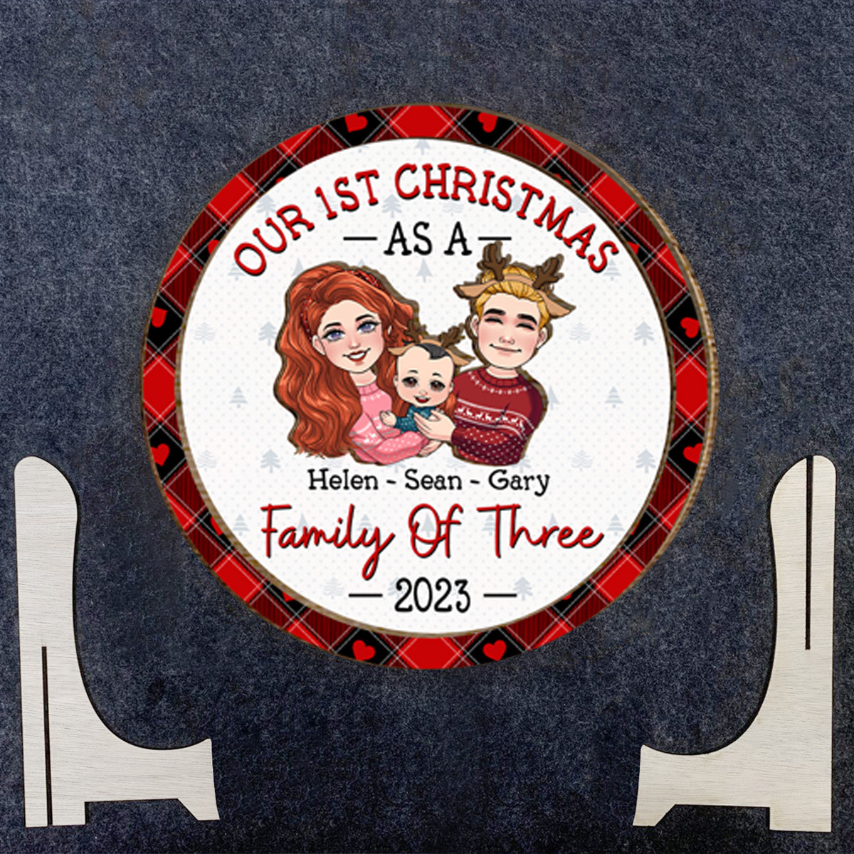 Erstes Weihnachtsfest zu dritt – Geschenk für Neugeborene – Personalisiertes zweilagiges Holzschild / Holzplakette