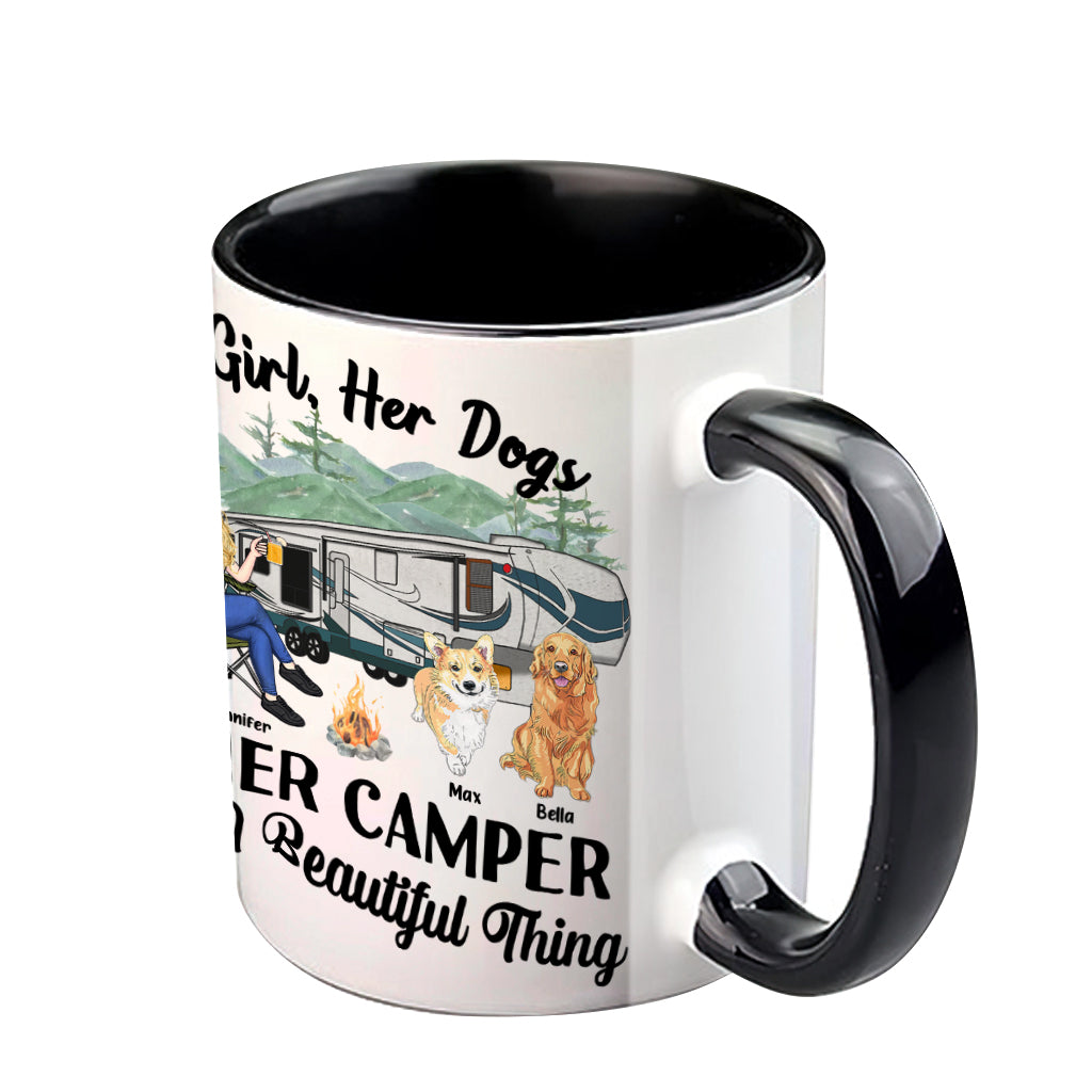 Ein Mädchen, ihr Hund und ihr Wohnmobil – Campinggeschenk für Hundeliebhaber – Personalisierte Tasse mit Akzent