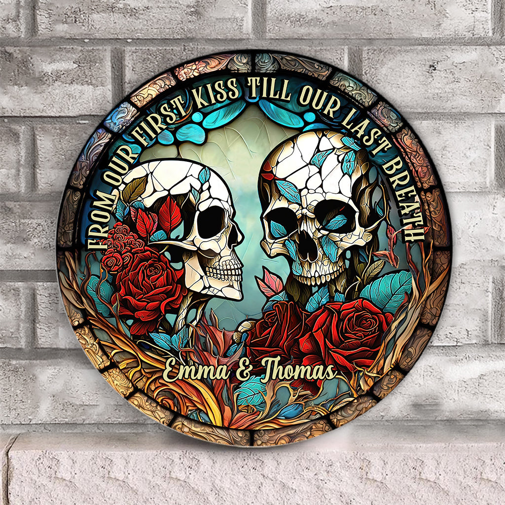 Vom ersten Kuss an – Totenkopf-Geschenk für Freundin, Ehemann, Freund, Ehefrau – Personalisiertes rundes Holzschild