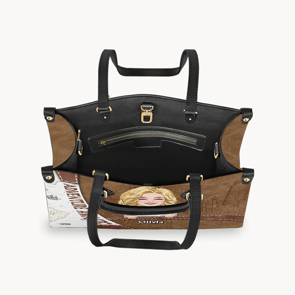 Das Abenteuer wartet – Personalisierte Reisehandtasche aus Leder