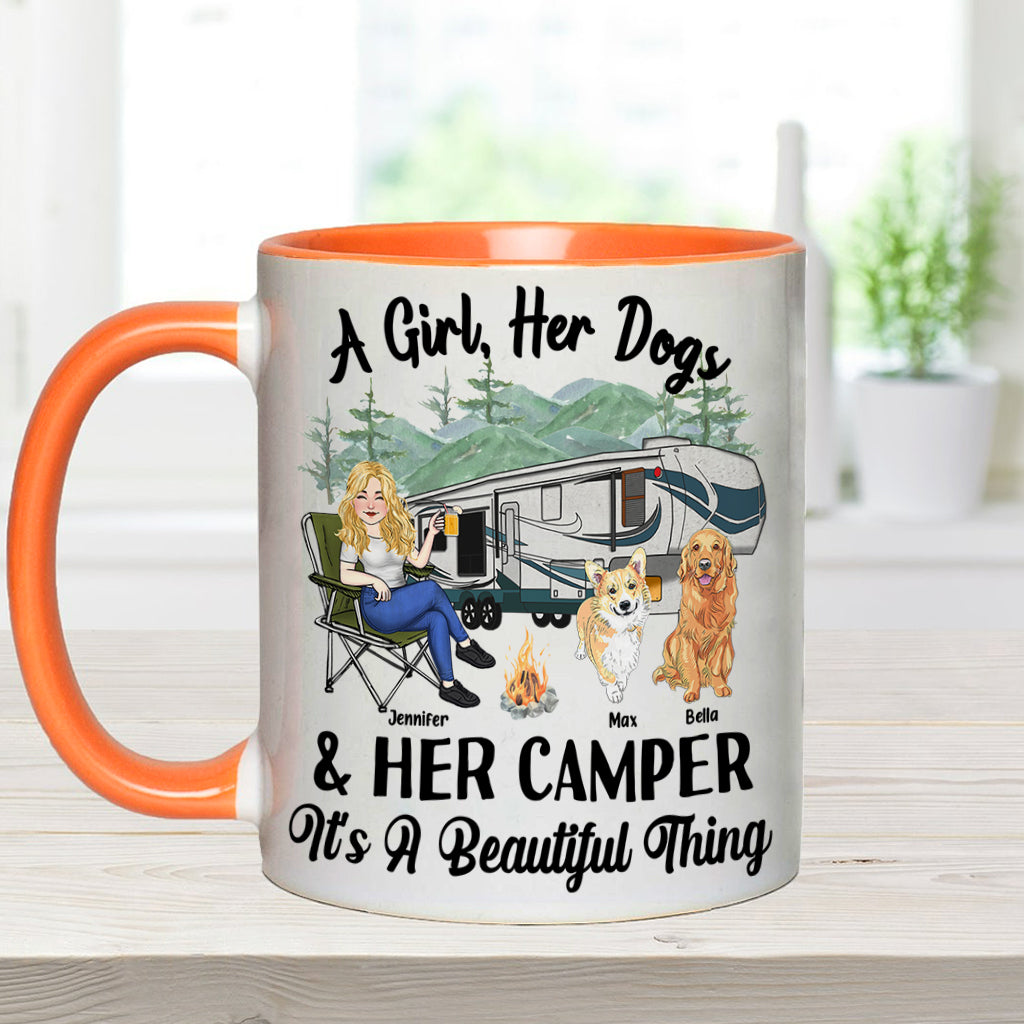 Ein Mädchen, ihr Hund und ihr Wohnmobil – Campinggeschenk für Hundeliebhaber – Personalisierte Tasse mit Akzent