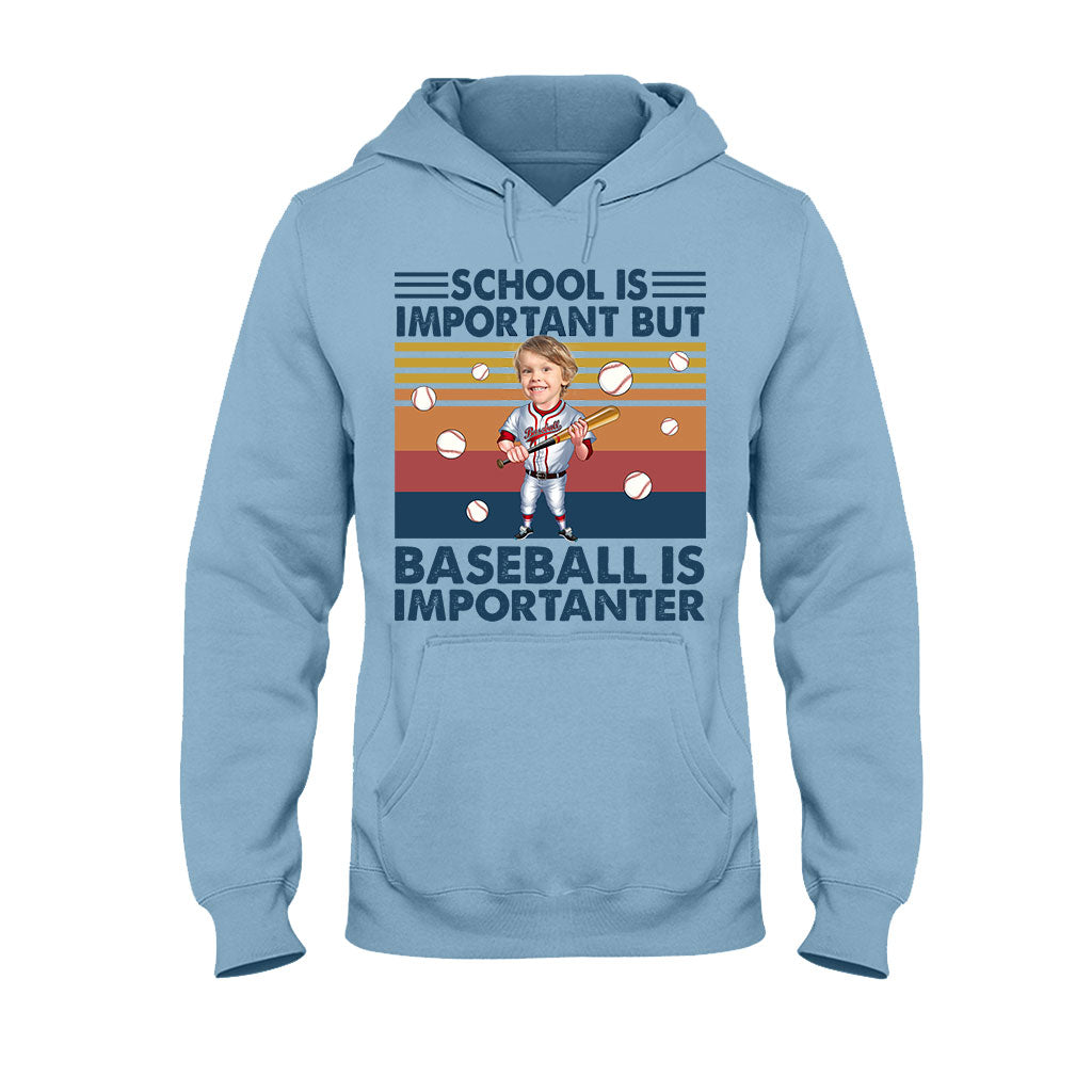 Schule ist wichtig, aber – personalisiertes Baseball-T-Shirt und Hoodie