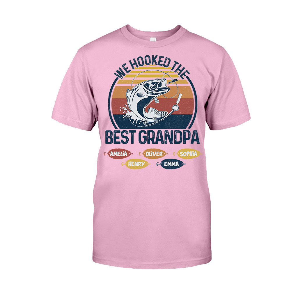 Wir haben den besten Angel-Papa und Opa am Haken! – Angelgeschenk für Papa und Opa – Personalisiertes T-Shirt und Hoodie