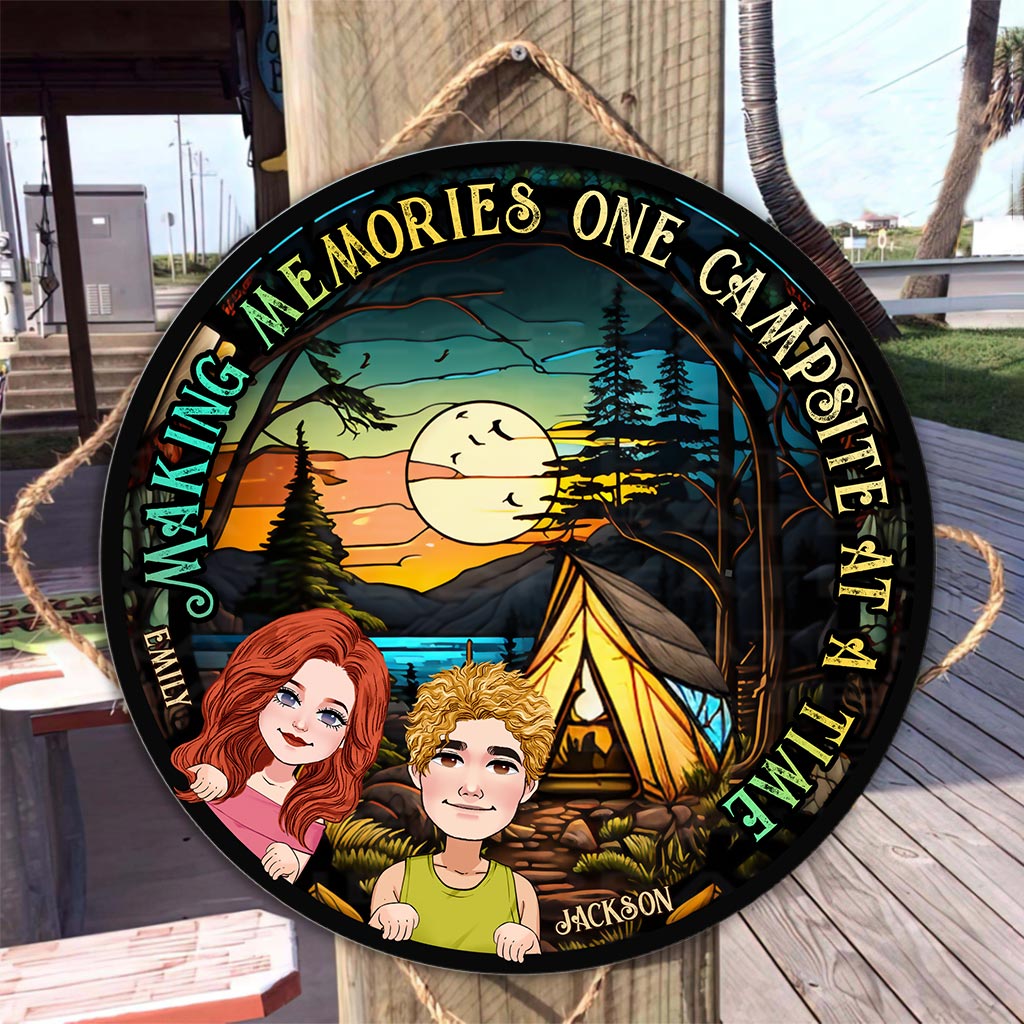 Erinnerungen schaffen – Personalisiertes rundes Camping-Holzschild
