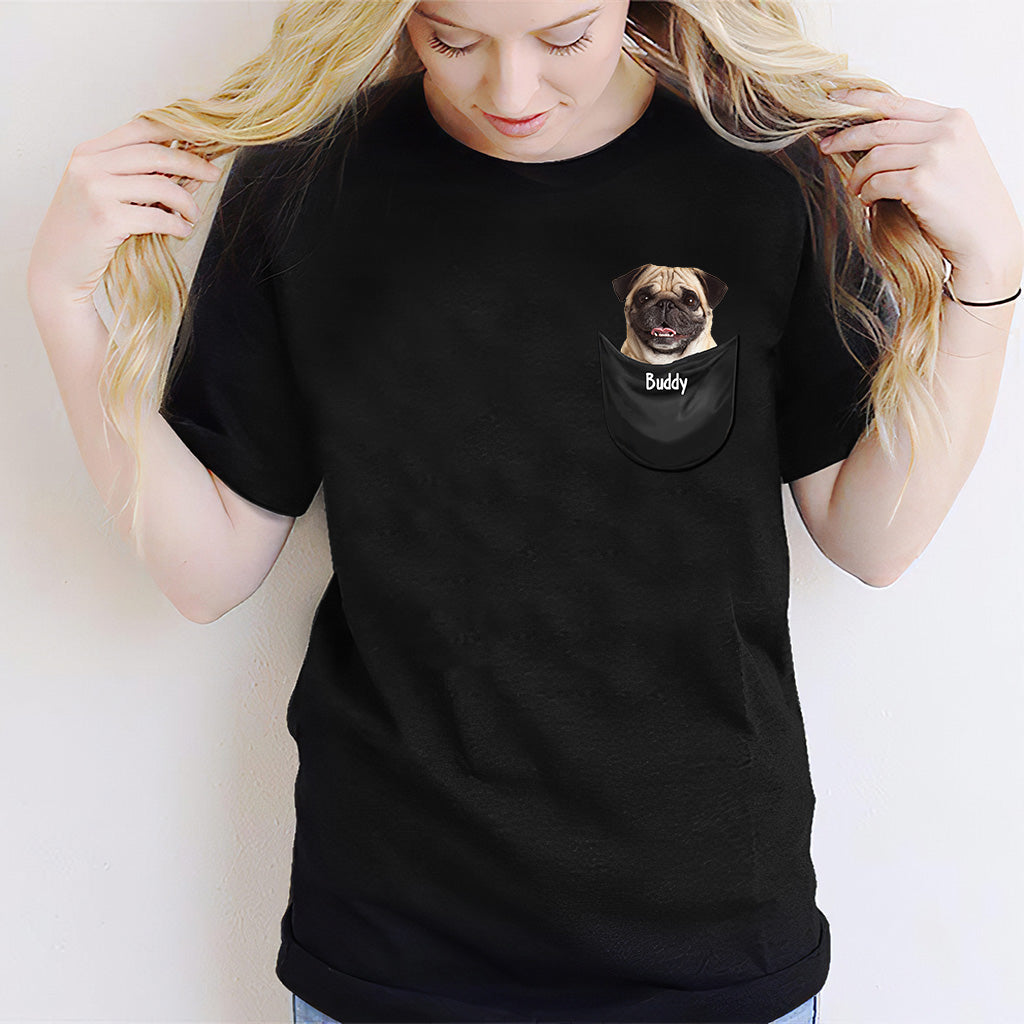 Niedliches Haustier in der Tasche – personalisiertes Hunde-T-Shirt und Hoodie