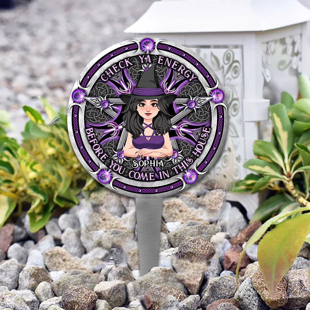 Check Ya Energy – Personalisiertes Hexen-Gartenschild aus Acryl