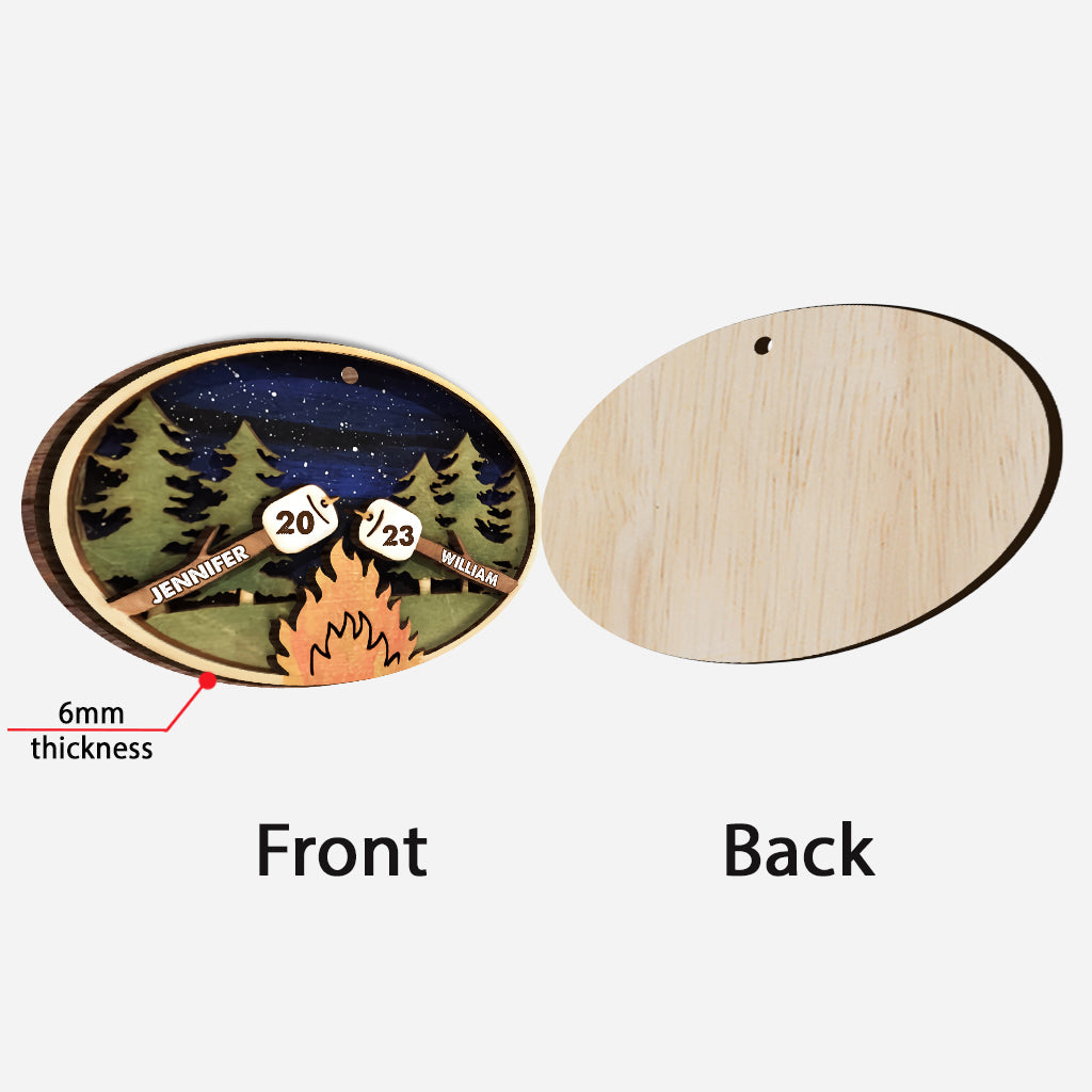 Geröstete Marshmallows beim Camping – Personalisierte Camping-Holzdekoration (2-lagig)