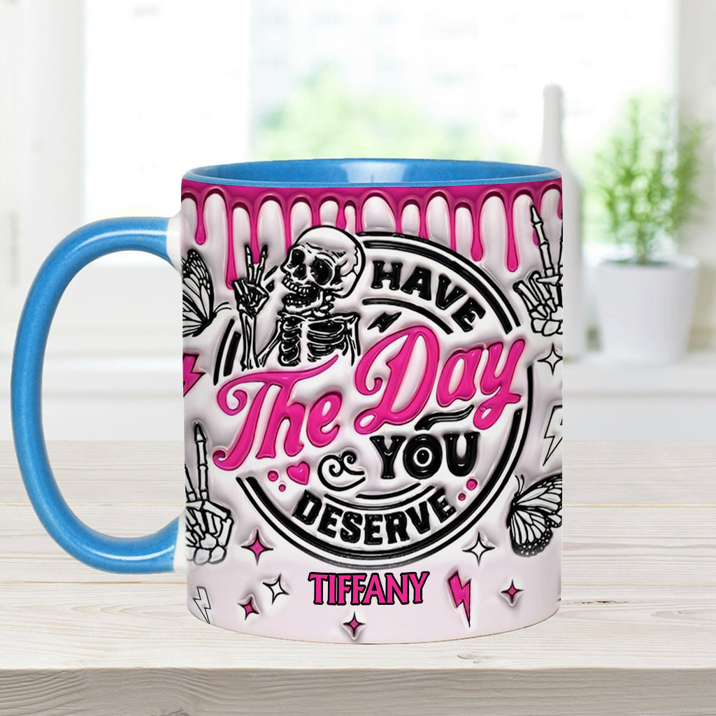 Genieße den Tag, den du verdienst – personalisierte Tasse mit Totenkopf-Akzent