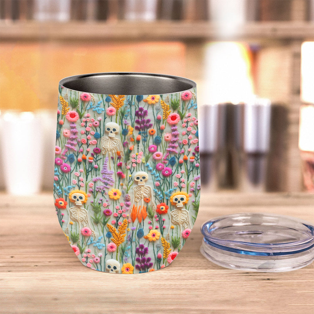 Personalisierter Totenkopf-Weinbecher mit Blumenskelett
