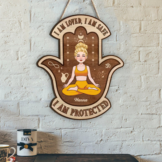 Ich bin geliebt, ich bin sicher – personalisiertes Yoga-Holzschild