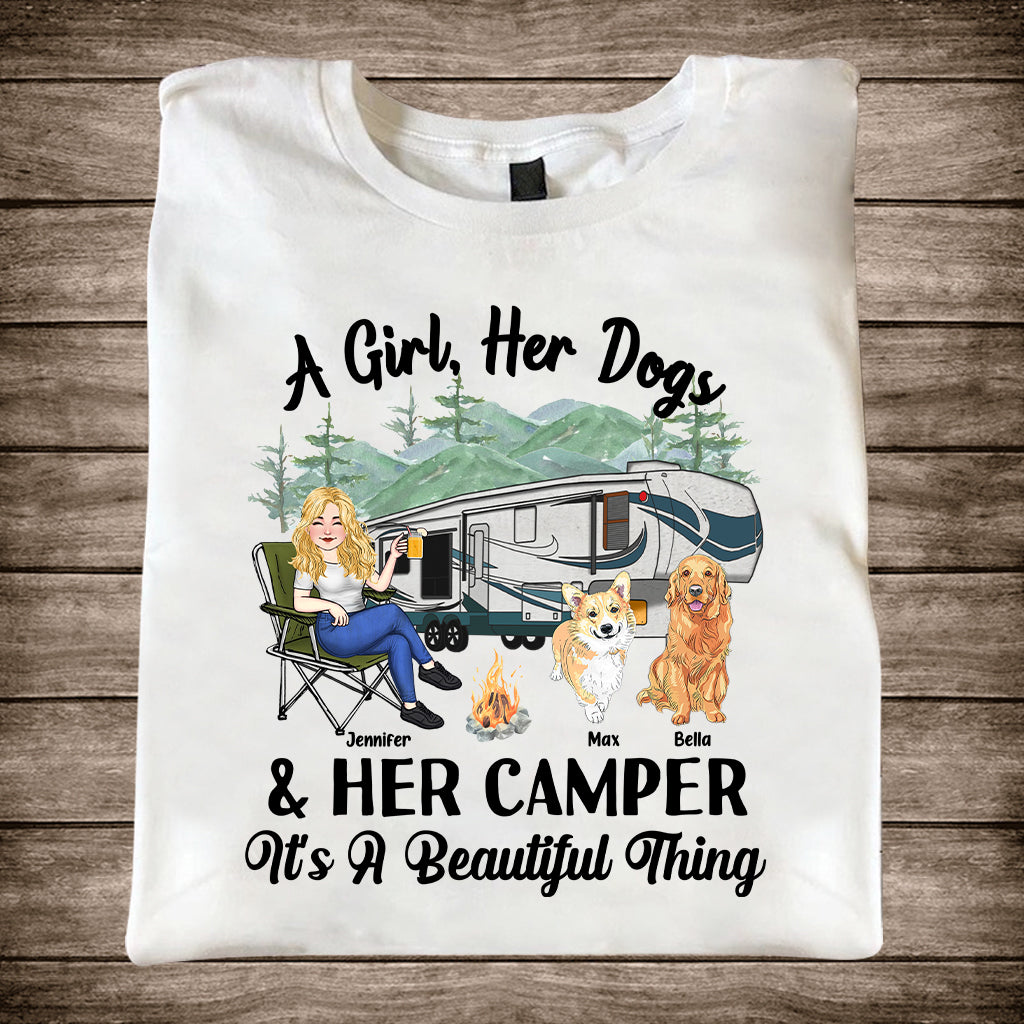 Ein Mädchen, ihr Hund und ihr Wohnmobil – Campinggeschenk für Hundeliebhaber – Personalisiertes T-Shirt und Hoodie
