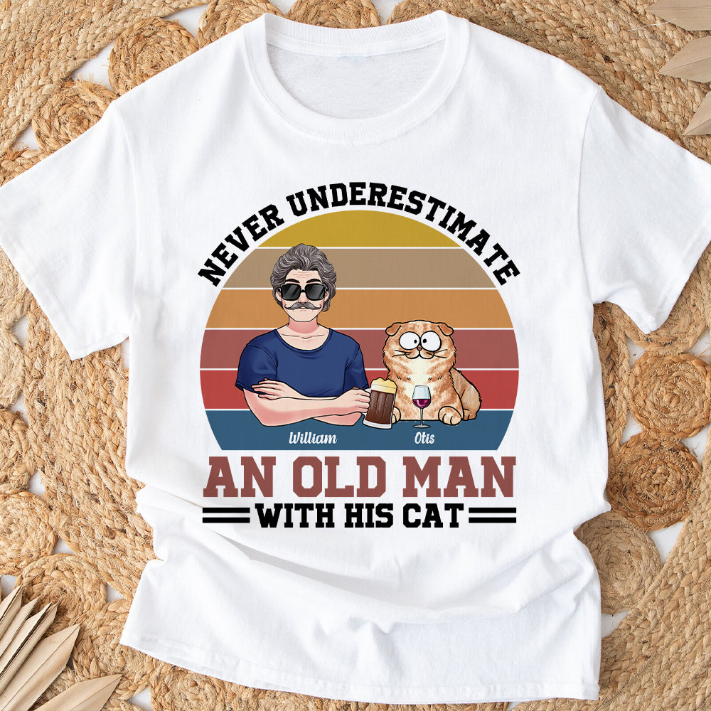 Unterschätze niemals einen alten Mann mit seinen Katzen – personalisiertes Katzen-T-Shirt & Hoodie